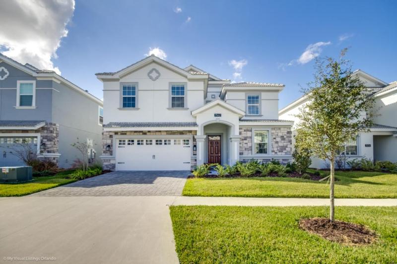 Eight-Bedroom Villa image 1