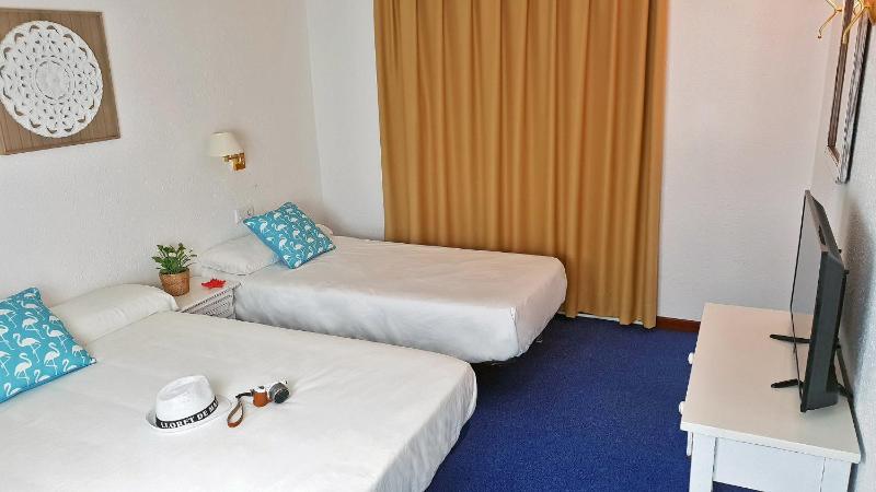 Triple Room with Balcony image 3
