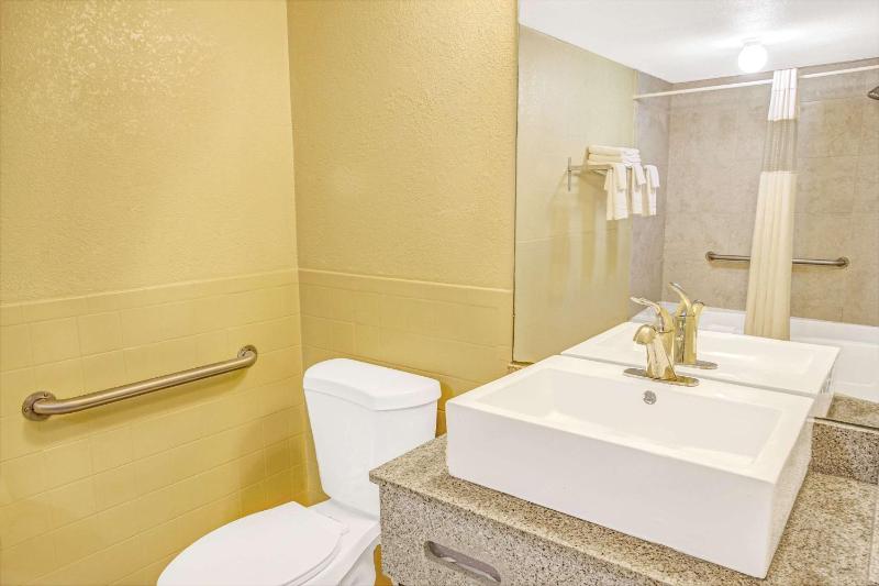Queen Room with Two Queen Beds - Mobility Access/Non-Smoking image 2