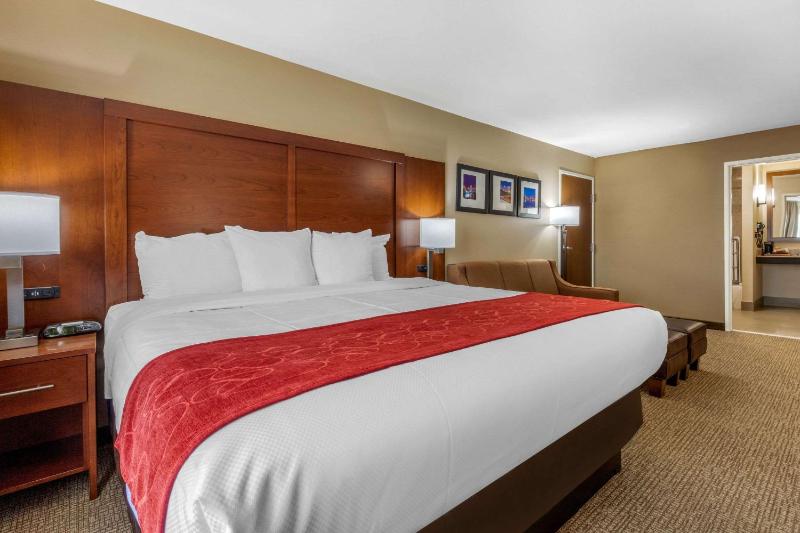 King Suite with Sofa Bed image 4