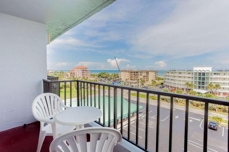 Queen Suite with Two Queen Beds and Partial Ocean View image 4