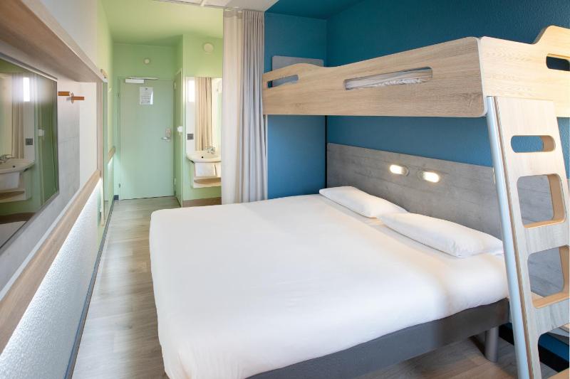 Triple Room with a Double Bed and a Bunk Bed image 2