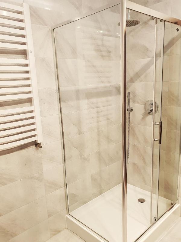 Twin Room with Bathroom image 2