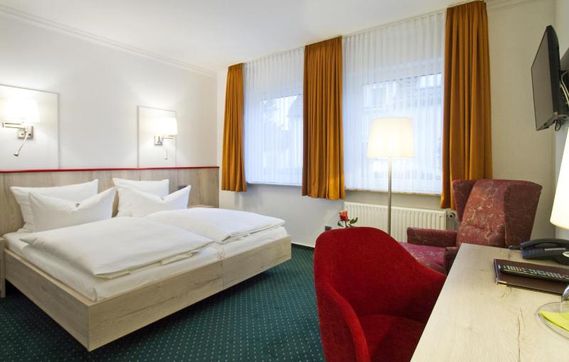 Classic Double Room image 2