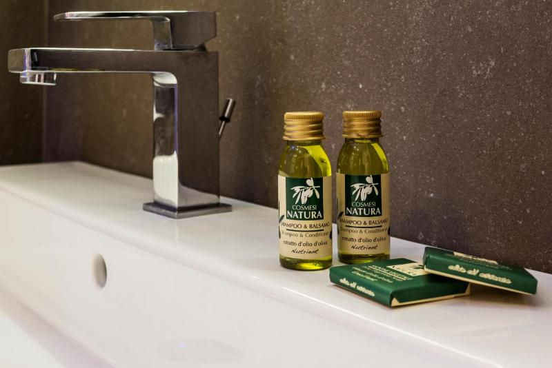 Superior King Suite image 4