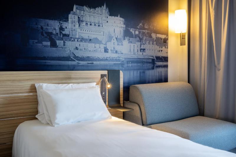 Standard Twin Room with Single Sofa Bed image 2