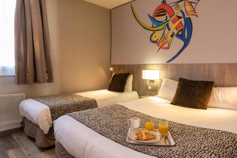 Triple Room with 1 Double Bed and 1 Single Bed image 1