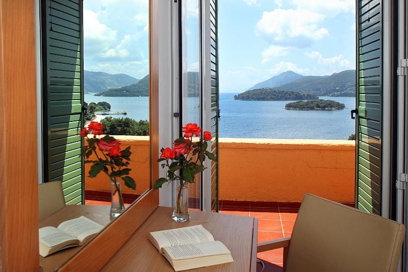 One-Bedroom Apartment (4 Adults) with Sea View image 2