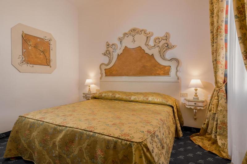Standard Double Room image 4