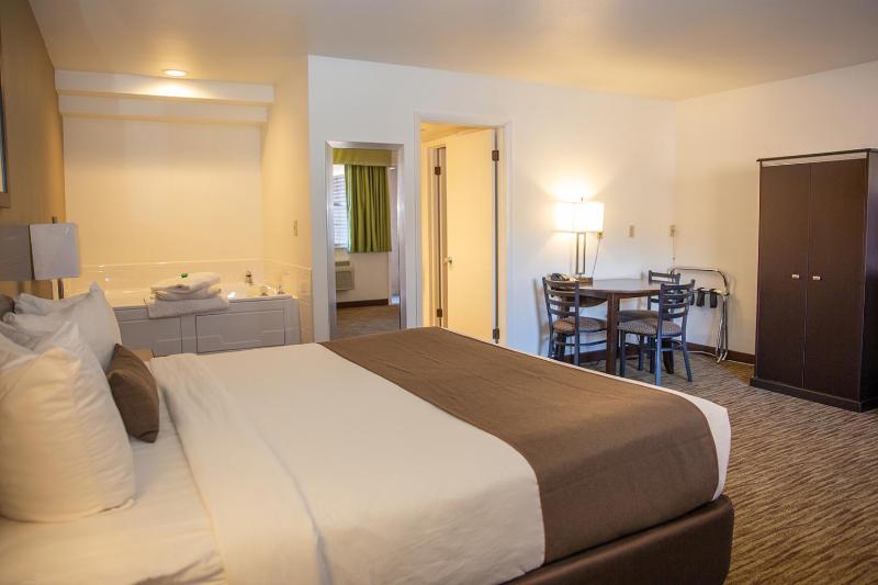King Room with Jacuzzi - Non-Smoking image 3