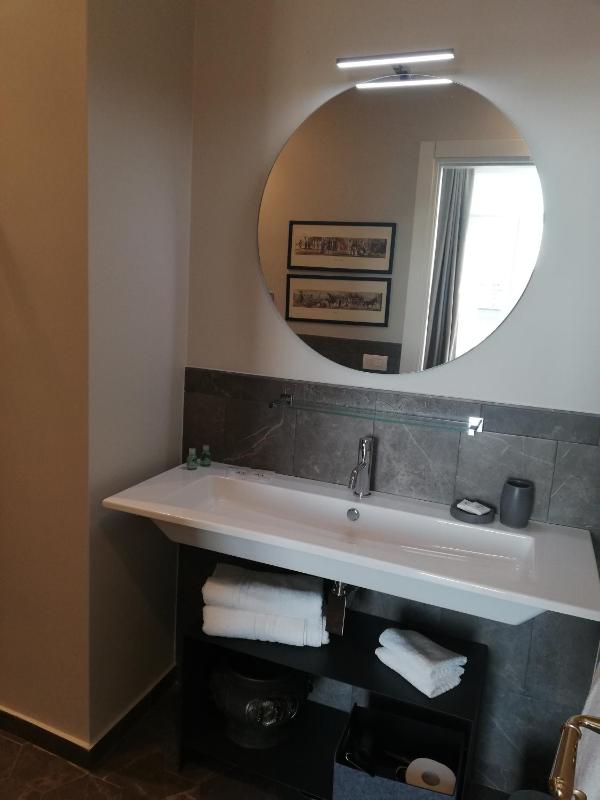 Deluxe Triple Room image 4