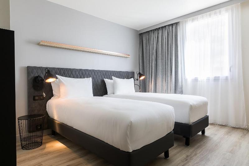 Standard Twin Room image 3