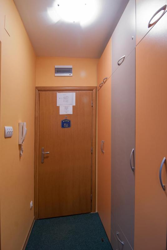 Studio (2 Adults) image 3