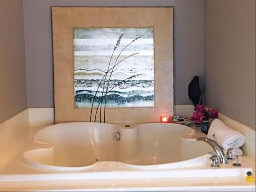 King Room with Spa Bath image 2