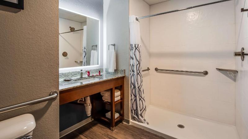 Queen Room with Two Queen Beds and Roll-In Shower - Disability Access/Non-Smoking image 1