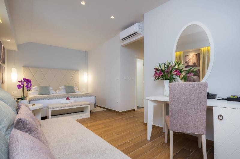 Deluxe Double or Twin Room with City View image 3