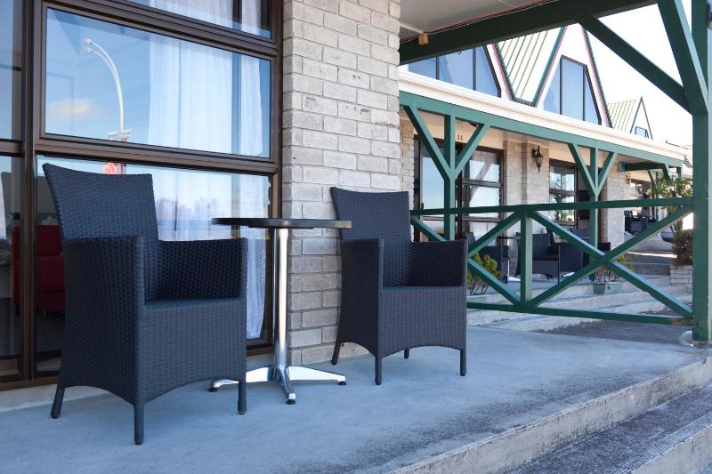Gables Lakefront Motel - image 30