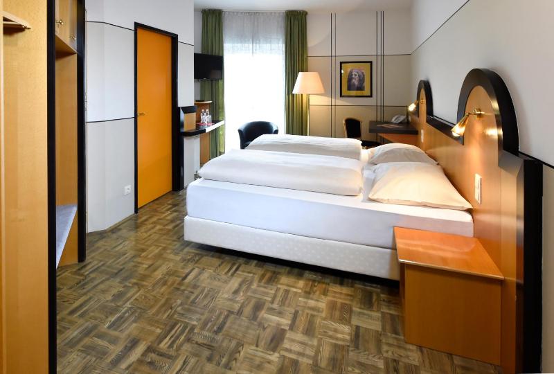 Double Room image 4
