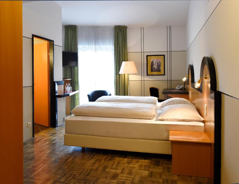 Double Room image 3