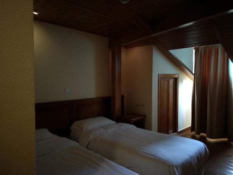 Twin Room image 2