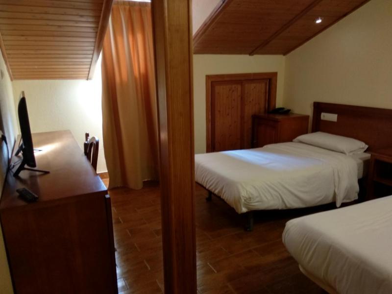 Twin Room image 3