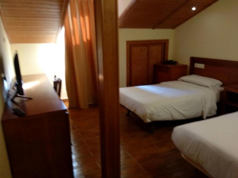 Twin Room image 4