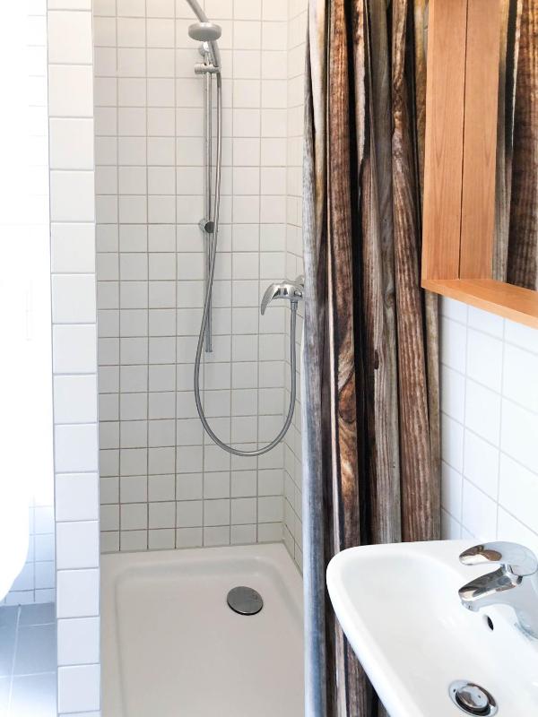 Single Room with Shared Bathroom image 3