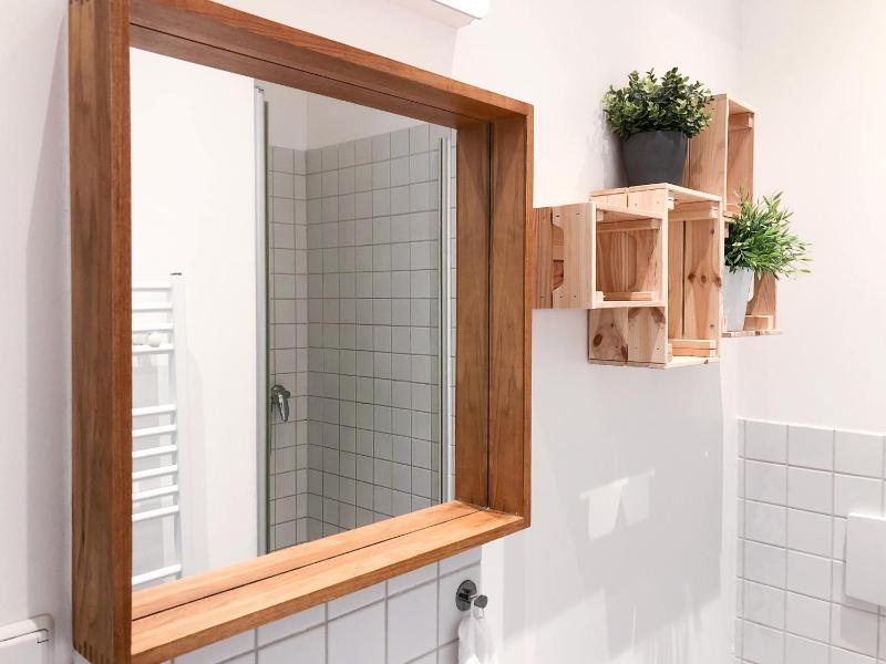 Single Room with Shared Bathroom image 2