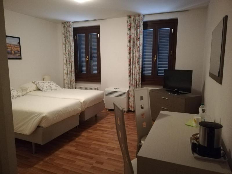 Twin Room image 3
