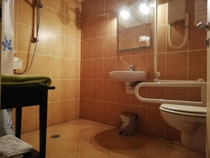 Twin Room image 2