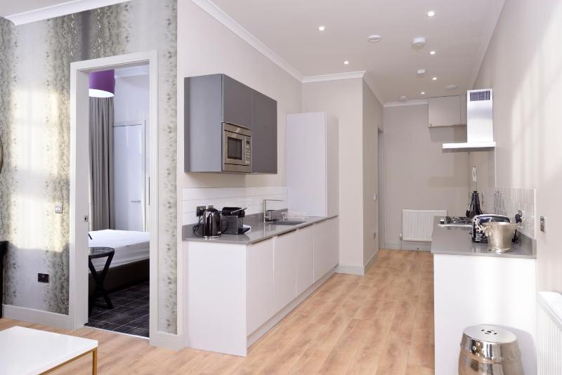 Classic 1 Bed Apartment + Castle View image 2