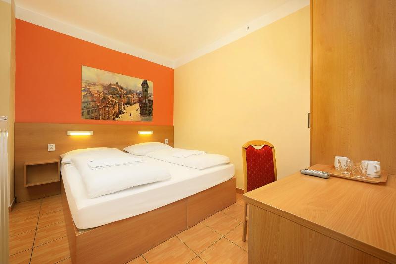 Apartment with Shower image 2