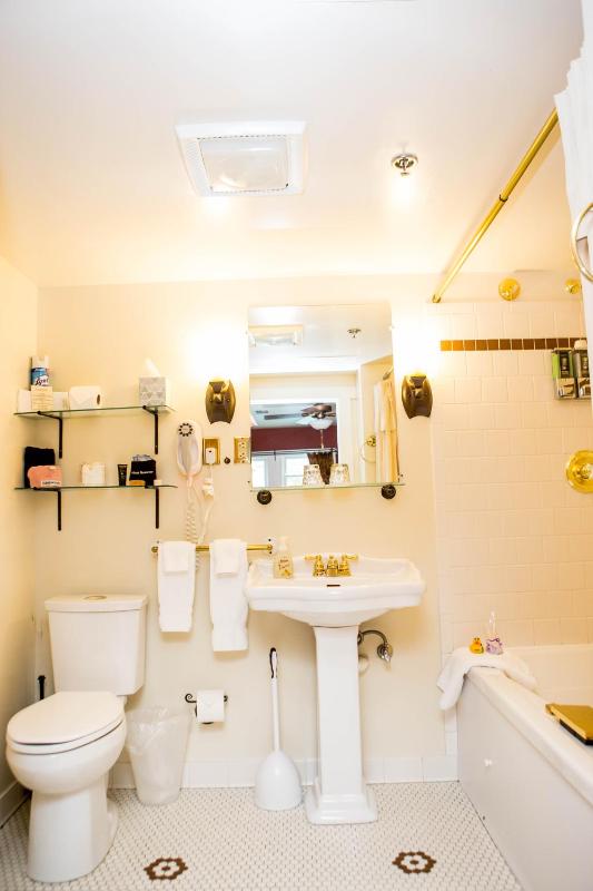 Queen Suite with Spa Bath image 2