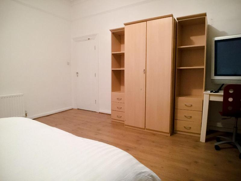 Twin Room with Shared Bathroom image 3