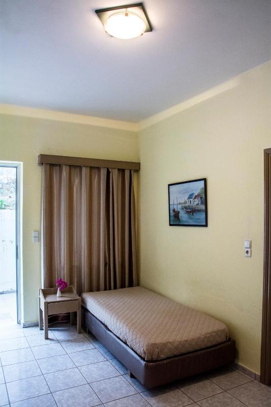 Standard Triple Room with Sea View image 3