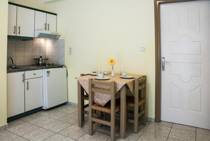 Standard Triple Room with Sea View image 2
