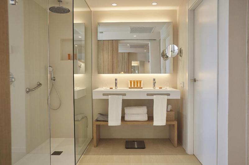 Standard Double Room image 3