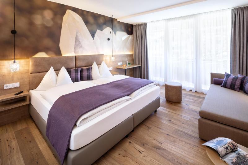 Deluxe Double or Twin Room image 1