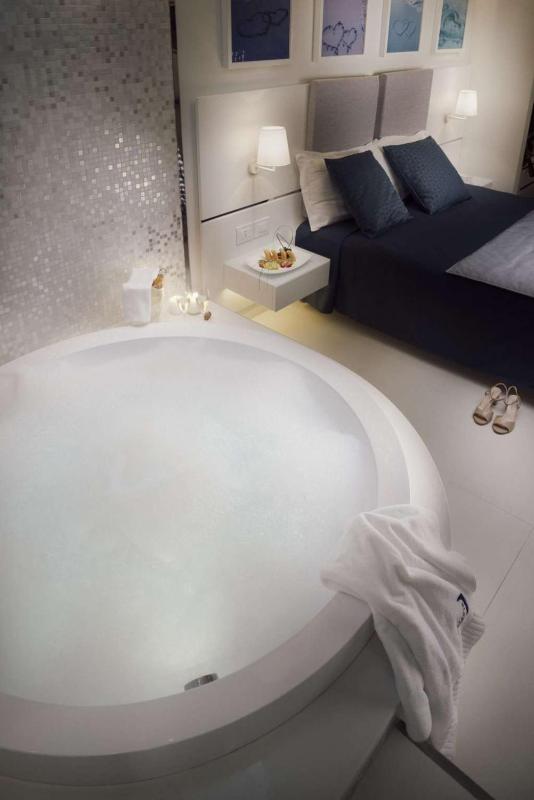 Deluxe Double Room with Bath image 2