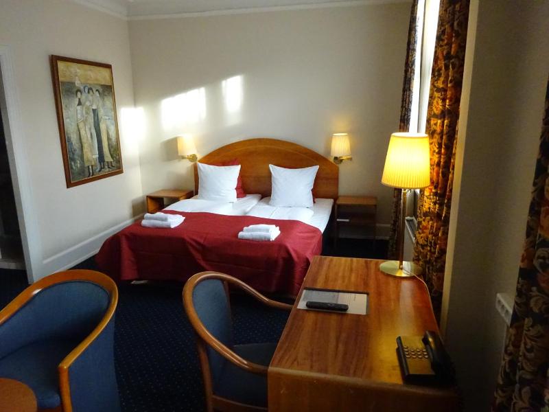 Quadruple Room with Bathroom image 2