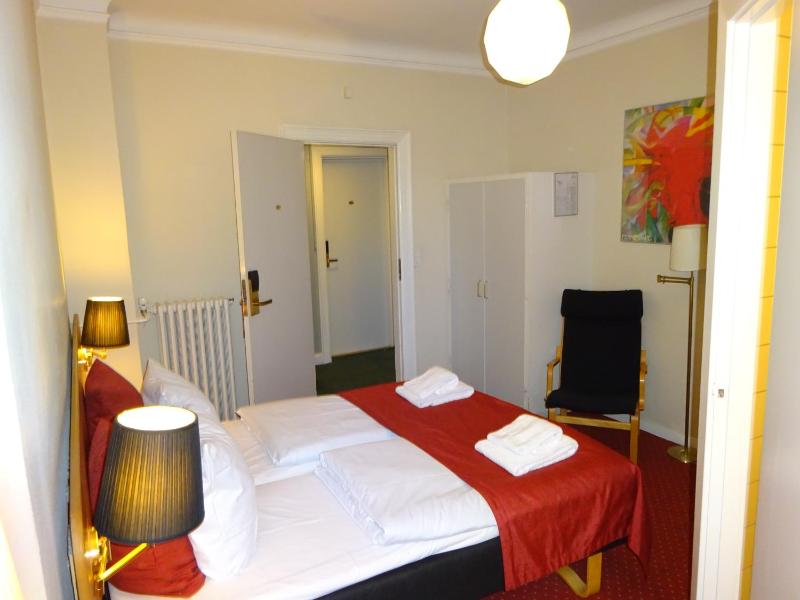 Double Room with Private Bathroom image 2