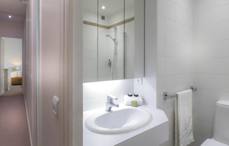 Superior Three-Bedroom Apartment image 4