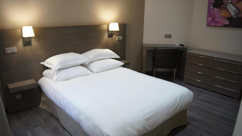 Double Room image 3
