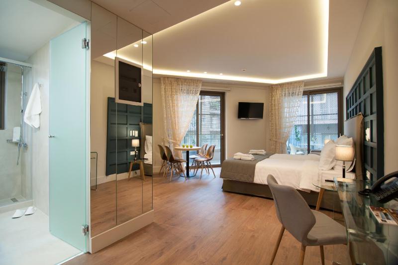 Luxury Double Room with Balcony image 3