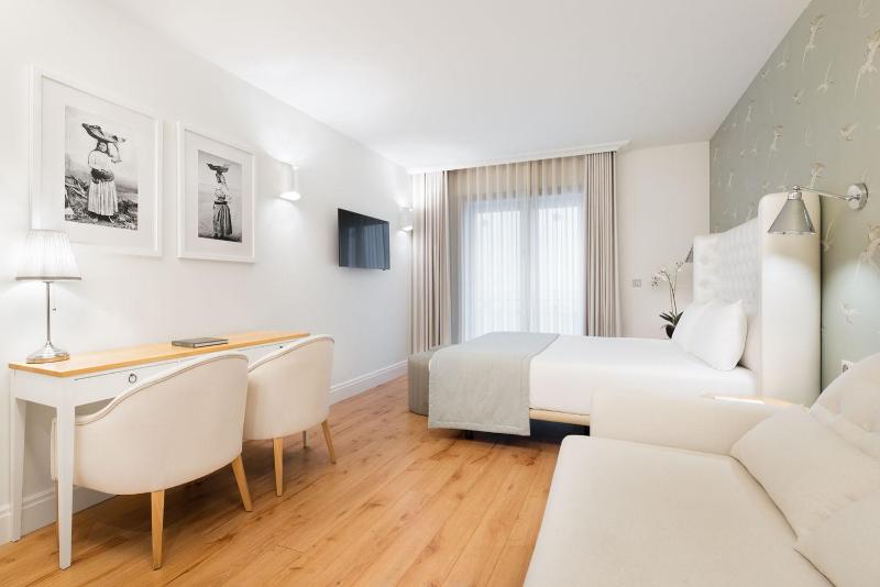 Superior Room with Sofa Bed image 4