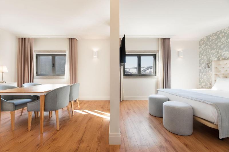 Premium Suite with River View image 4