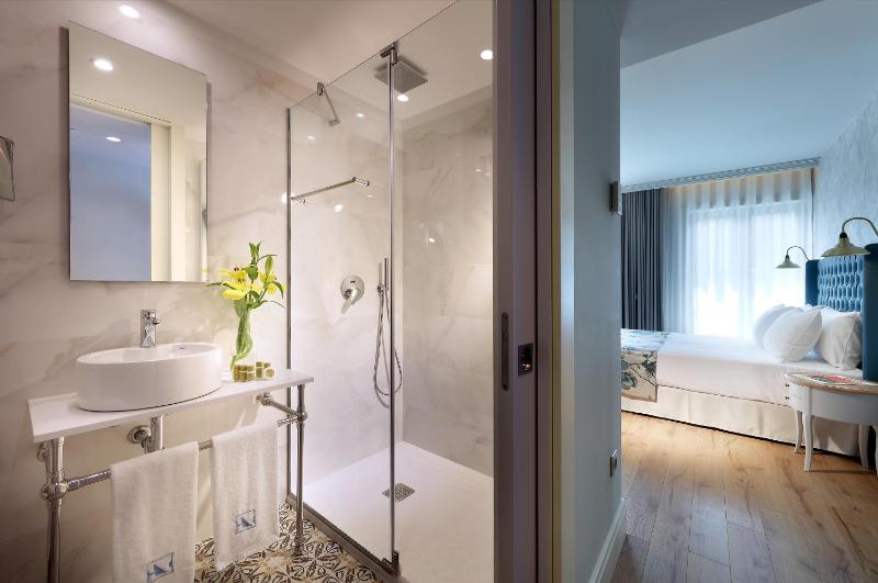 Double or Twin Room with River View image 1