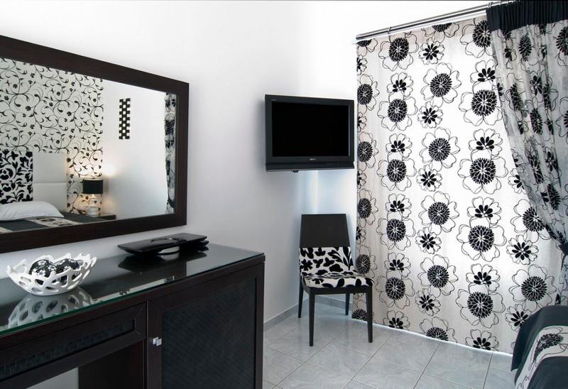 Deluxe Double Room with Terrace image 3