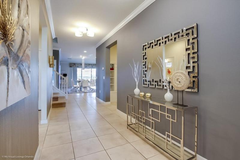 Eight-Bedroom Villa image 3