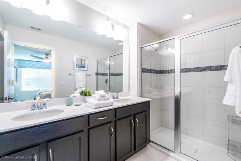Four-Bedroom Townhouse image 2